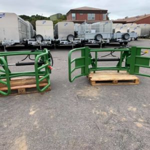 Jarmet bale squeeze/grab . Soft hands round bale grab . Single double acting hydraulic ram . Euro bracket attachments . Call mark on 07710637078 or Allan Grant 07743 199174 for further information.