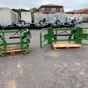 Jarmet bale squeeze/grab . Soft hands round bale grab . Single double acting hydraulic ram . Euro bracket attachments . Call mark on 07710637078 or Sam on 07522716854 for further information. 