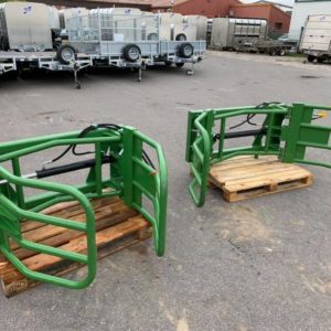 Jarmet bale squeeze/grab . Soft hands round bale grab . Single double acting hydraulic ram . Euro bracket attachments . Call mark on 07710637078 or Allan Grant 07743 199174 for further information.