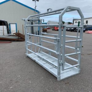 2.6 mtr Condon Portable Cattle Crush, 8 foot cage c/w tread plate floor. 2 bar c section gate, 3-point linkage, pallet fork attachments, Semi-auto gate & slam back gate included as standard & adjustable head stock and greasing points, For further details contact Sam on 07522716854 or Mark on 07710637078