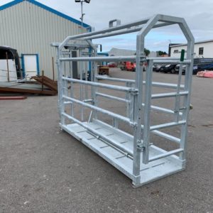 2.6 mtr Condon Portable Cattle Crush, 8 foot cage c/w tread plate floor. 2 bar c section gate, 3-point linkage, pallet fork attachments, Semi-auto gate & slam back gate included as standard & adjustable head stock and greasing points, For further details contact Allan Grant 07743 199174 or Mark on 07710637078.