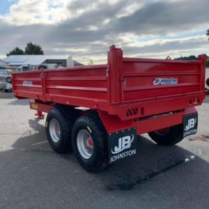 Johnston 8 Tonne 13ft x 7ft Hydraulic Drop Side Tipping Trailer. Galvanized headboard, Heavy duty pressed 3mm Sides,Twin Axle, Heavy duty 5mm plate floor, Steep tip angle for easy load discharge, Hydraulic Brakes & LED lights For ​Further Details contact Sam on 07522716854 or Mark on 07710637078